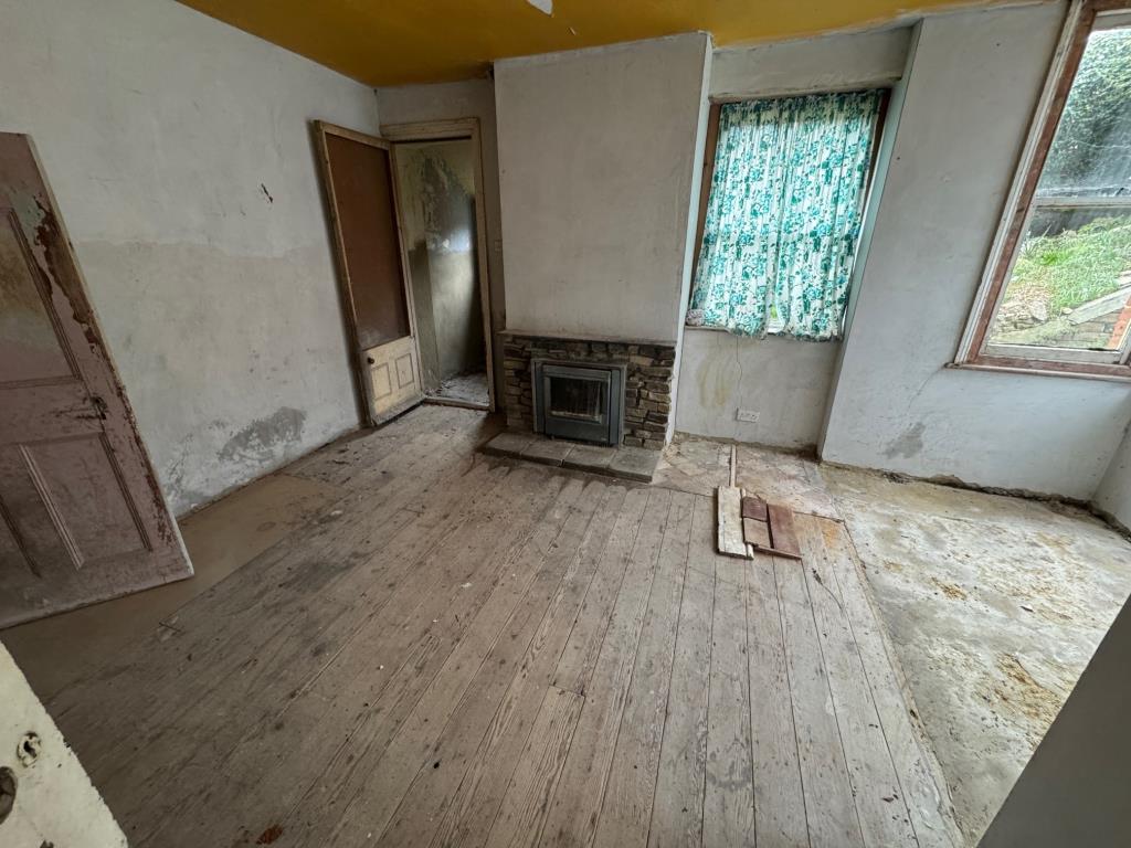 Lot: 163 - DETACHED THREE STOREY PROPERTY FOR TOTAL REFURBISHMENT - Lower ground floor room 2